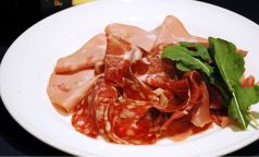 料理メニュー写真 サラミの盛り合わせ