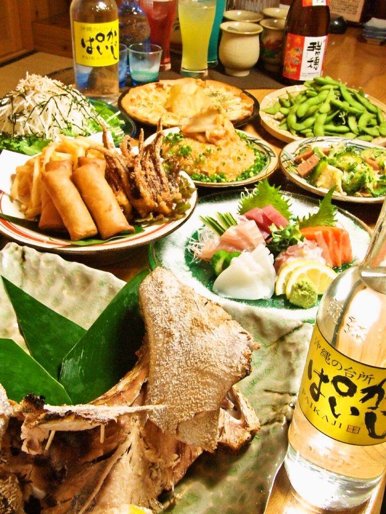 お料理は伝統的な沖縄料理から現代風な創作料理まで。バリエーション豊富です。