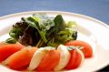 料理メニュー写真&nbsp;フレッシュモッツアレラとトマトのサラダ