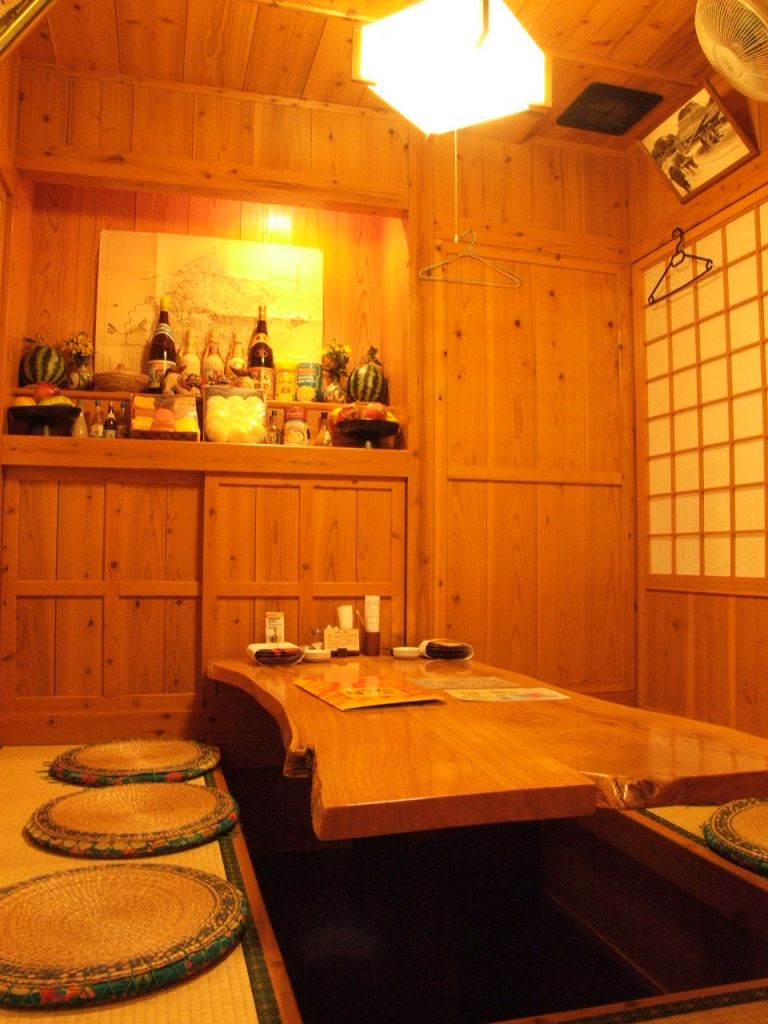 たくさんの個室からなるお店は落ち着いて飲めると常連さん達から根強い人気。