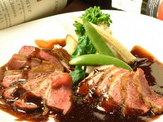 料理メニュー写真&nbsp;フランス産カモのロースト自家製カシスソース