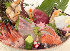 料理メニュー写真 鮮魚と貝が入った自慢の刺身六種盛合せ