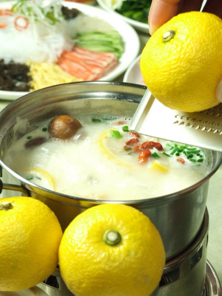 【ゆずコラーゲンしゃぶ】太陽の恵みを受けて育った、豊潤な香りの特製ゆずコラーゲン薬膳しゃぶ。