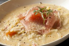 料理メニュー写真&nbsp;ゴルゴンゾーラと生ハムのリゾット～完熟トマトのせ～