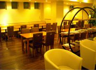 ゆったり寛げる広い店内