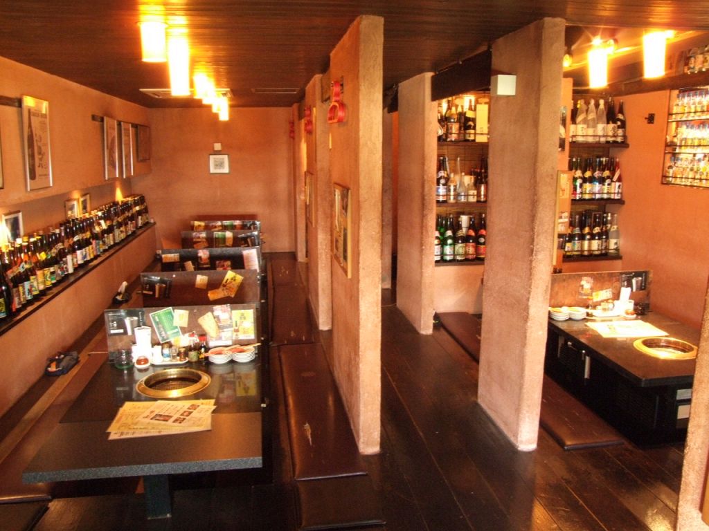 暖色系ライトの温かい落ち着きのある店内空間。
