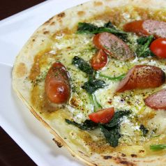 料理メニュー写真 ウィンナーとホウレン草のカレーピザ