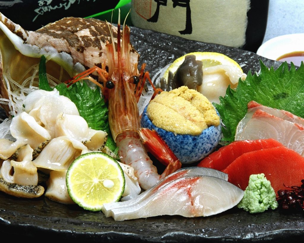 毎晩、仕事が終わると釣りに出かける「お魚大好き板長」が居ります。鮮魚の味は目利きが命です!