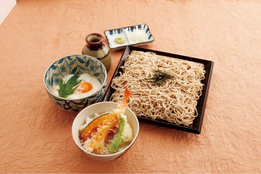 【ディナー】温玉とろろの冷しそばと小天丼定食1239円(税込)そばの薫りとのどごしをぜひ!!