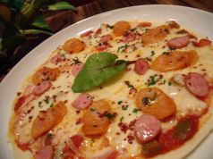 料理メニュー写真 沖縄のソーセージのピザ