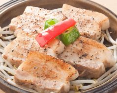 料理メニュー写真 バラトロ黒胡椒陶板焼き