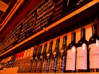 ボトルが並ぶ店内は酒場☆