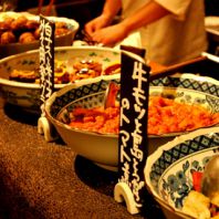 カウンターに並ぶ大皿料理