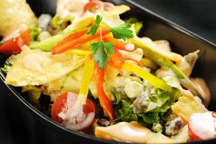 料理メニュー写真&nbsp;アボカド・彩ビーンズのメキシカンサラダ　～トルティアチップ添え～