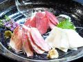 料理メニュー写真&nbsp;本場熊本の馬刺し盛り合わせ(タン/タテガミ/心臓/赤身)