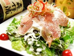 料理メニュー写真 カリカリじゃが芋と生ハ ムのシーザーサラダ ¥609