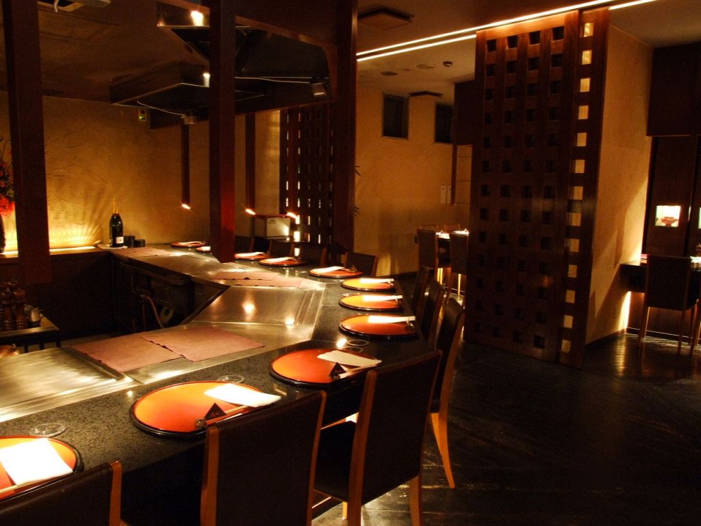 【店内】間接照明で明るさを控えめに落とし、洗練されたスタイリッシュなバーの雰囲気