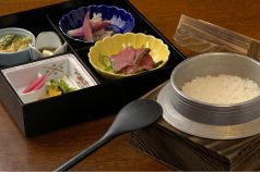 料理メニュー写真&nbsp;銀しゃり（お惣菜付）、季節の釜飯（お勧めメニューをご覧下さい）、にぎり盛合せ