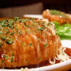 料理メニュー写真 紅カニのクリームコロッケ 濃厚トマトソースで・・・