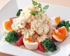 料理メニュー写真 海老と半熟玉子のタルタルかけ