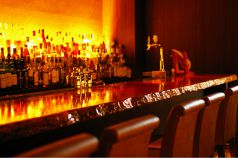 Barの主役のカウンターは重厚な一枚板