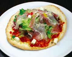 料理メニュー写真&nbsp;生ハムとフレッシュモッツァレラの菜園風ピザ