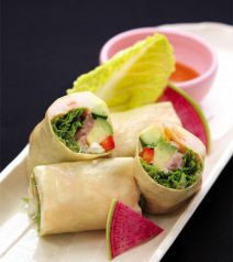 料理メニュー写真 野菜たっぷり海老とアボカドの生湯葉春巻き