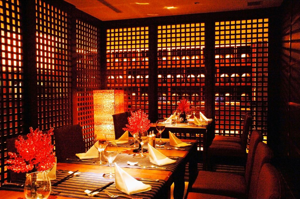 レストラン入口を入るとすぐ右手に格子で囲まれた個室があり、地元の方々に大人気です。
