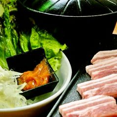 料理メニュー写真 にんにくネギ塩のトントロ鉄板焼き