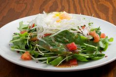 料理メニュー写真&nbsp;水菜のハリハリサラダ　温玉のせ