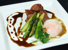 料理メニュー写真&nbsp;鴨肉とアスパラのグリル半熟卵添え