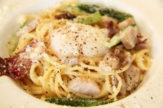 料理メニュー写真 自家製パンチェッタとアスパラ・トレビスの濃厚カルボナーラ