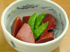 料理メニュー写真 田舎コンニャクと近江八幡の赤コンニャクのピリ辛煮