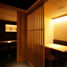 落ち着いた雰囲気のテーブル席
