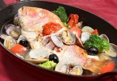 料理メニュー写真 本日入荷のお魚丸ごと1匹料理'アクアパッツァ'’グリル’’トマト煮込み’