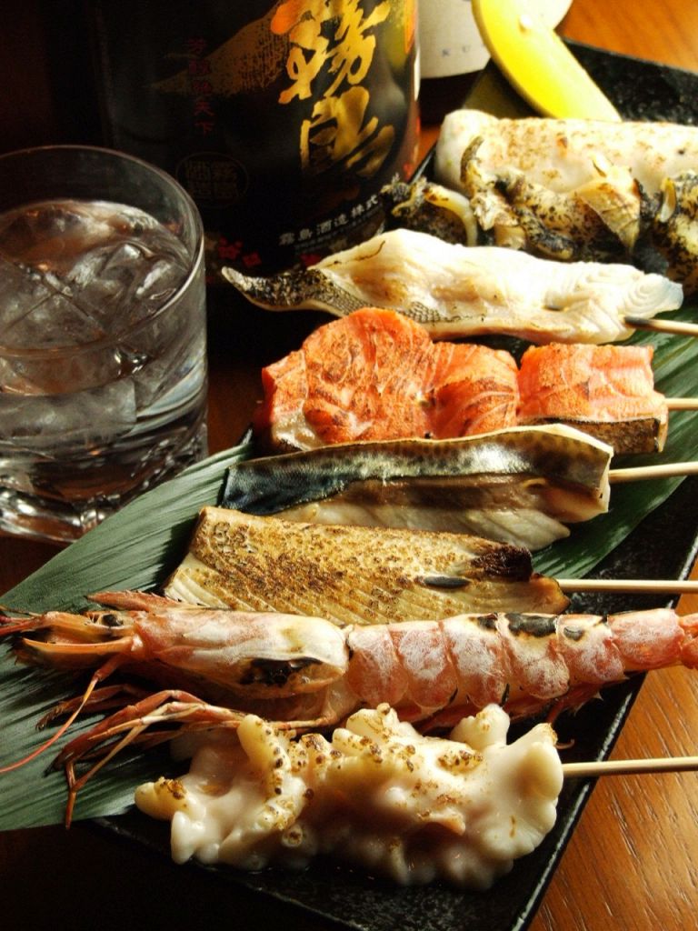 新鮮なお魚を焼き鳥みたいに串に刺してわら焼き！【魚串】と焼酎で今夜は乾杯♪