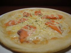 料理メニュー写真 サーモンのマヨネーズピザ