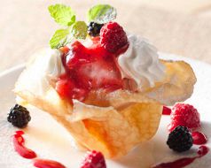 料理メニュー写真 ■いろいろベリーのプチパフェ