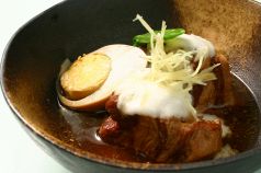料理メニュー写真 コラーゲンたっぷり自家製豚角煮の温玉子添え