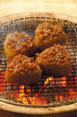 料理メニュー写真&nbsp;そば味噌焼きおにぎり<2個>