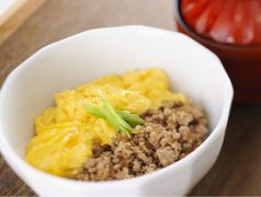 料理メニュー写真 半熟玉子と豚そぼろ飯