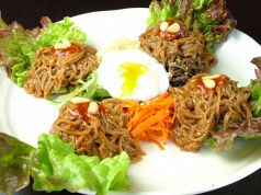 料理メニュー写真 一口ビビン麺サラダ仕立て