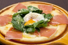 料理メニュー写真&nbsp;生ハムとほうれん草のピッツァ