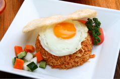 料理メニュー写真&nbsp;バリ風焼き飯 目玉焼きのせ 「ナシゴレン」