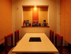 テーブルは全席個室風。ごゆっくりどうぞ