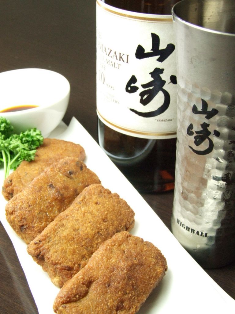 お酒のつまみもひと手間かけた逸品が揃います。