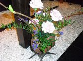 季節に合せ色とりどりのお花も楽しめます