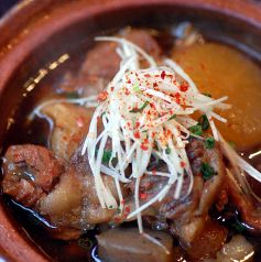 料理メニュー写真&nbsp;土鍋 牛スジ煮込み　バケット添え