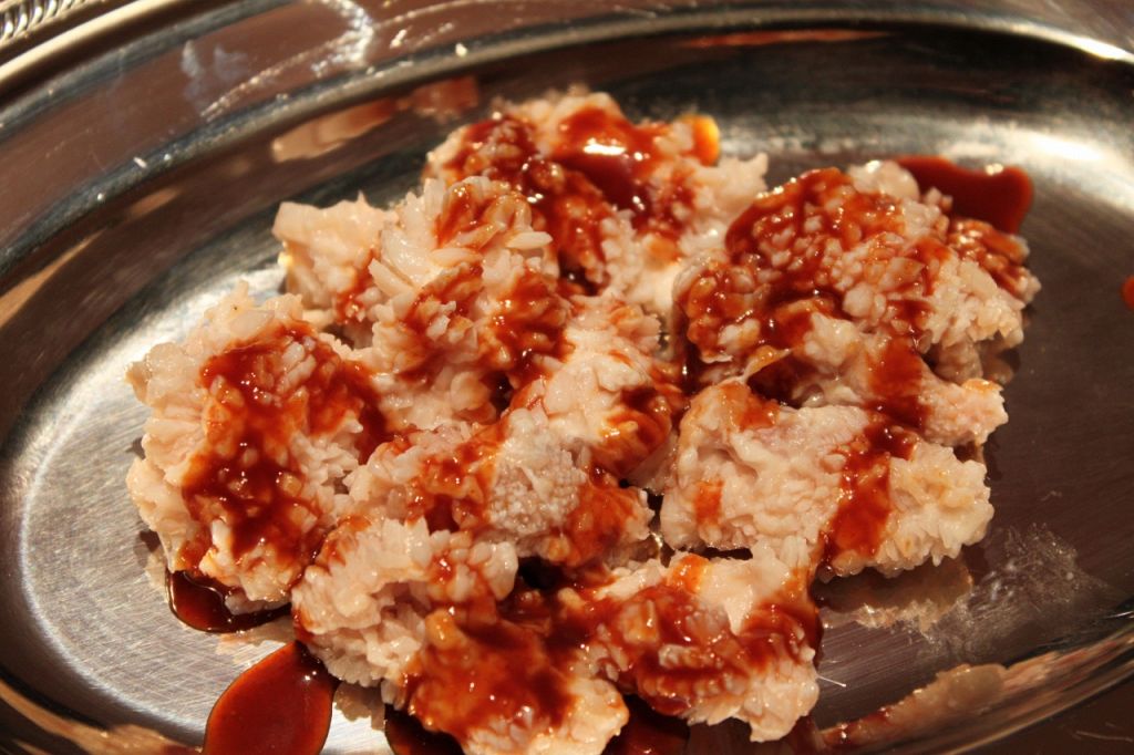 肉卸から直接仕入れています。他のお店では珍しい部位も楽しめますよ。