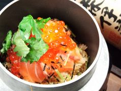料理メニュー写真 炊きたて釜めし ¥714